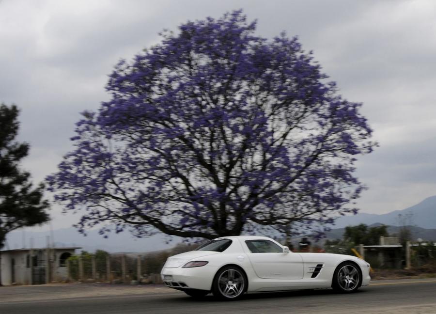  Mercedes-Benz SLS AMG White 2011 года  (фото 5 из 29)